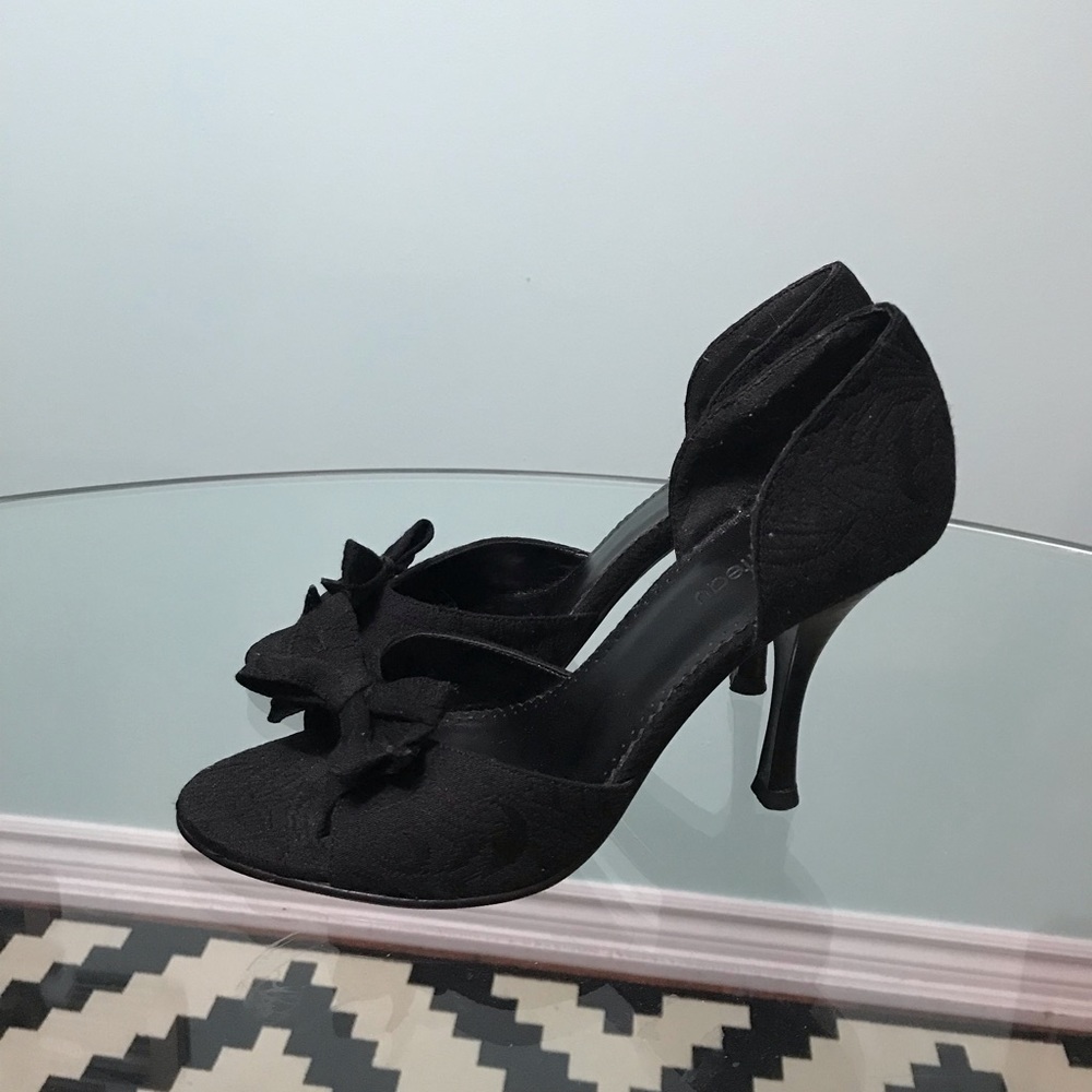 Peep toe bow modest heels - Picture 3 of 5